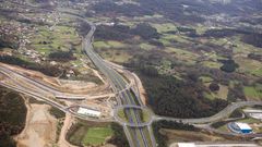 A la derecha, la carretera AC-523 que comunica con Cerceda