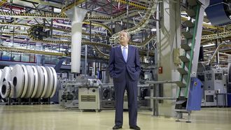 Santiago Rey Fern�ndez-Latorre, junto a la rotativa del peri�dico.