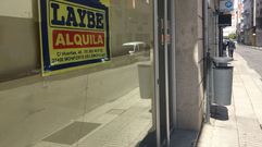 Uno de los bajos comerciales que permanecen cerrados desde hace meses en la calle Huertas