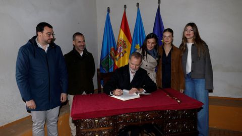 El alcalde de Siero, ngel Garca y el presidente del Principado, Adrin Barbn, junto a Sus Majestades, Los Reyes y sus Altezas Reales la Princesa de Asturias, y la Infanta Doa Sofa