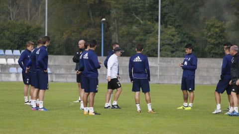 Anquela Horizontal.Anquela habla a sus futbolistas durante el entrenamiento de hoy