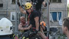 Los equipos de rescate evacuando, el pasado mi�rcoles, a un hombre herido tras el ataque ruso a un edificio de viviendas en la ciudad ucraniana de Mykolaiv