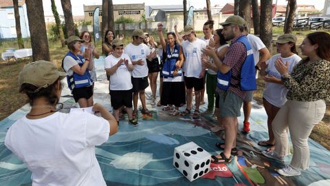 Los voluntarios de Amicos participan en el Campus Verde en la Playa de la Corna, en Palmeira