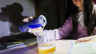 Un consumo excesivo de bebidas energticas puede suponer un riesgo para la salud, especialmente en adolescentes, por su alto contenido en cafena y azcares. Otro riesgo que se ha visto es que un 19,5 % de estudiantes mezcla las bebidas energticas con alcohol.