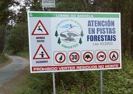 Los comuneros han colocado carteles con las actividades prohibidas.