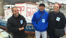 Dom�nguez, Sar y Carril, junto a la lancha protesta de la bajura. 