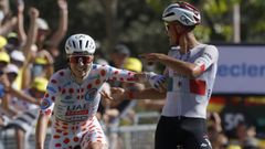 El mexicano Isaac del Toro (derecha), del UAE Team Emirates XRG, se�ala a su compa�ero de equipo Pogacar en la llegada a Montjuich.