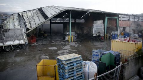 Cenizas tras el voraz incendio en la nave de reciclaje de Acteco en el polígono industrial de Sabón, en Arteixo