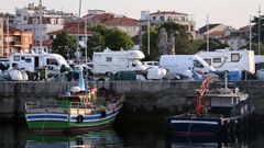 Dos autocaravanas estacionadas en la zona portuaria de O Grove.
