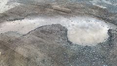 Estado del vial justo frente a la iglesia de la parroquia de Vilaboa, en Valdovi�o