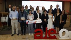 Foto de grupo de los premiados por AJE en su gala anual
