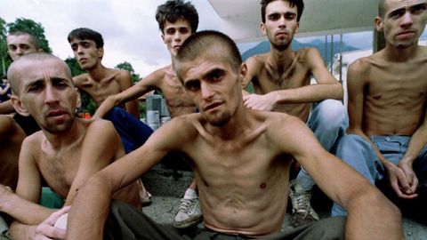 Refugiados musulmanes demacrados, reci�n liberados de una prisi�n croata en Dretelj.