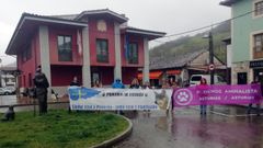 Concentraci�n para denunciar la violencia contra el lobo, en On�s