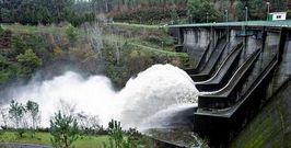 El embalse del Umia, en Caldas, el pasado lunes, soltando agua con fuerza por los aliviaderos inferiores.