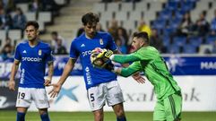 Juan Carlos ataja un bal�n en el Oviedo-Zaragoza