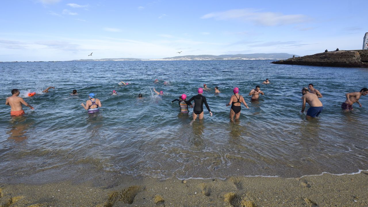 Baño en Bueu con el agua a 13 grados para pedir que la playa de Pescadoira se regenere este 2026
