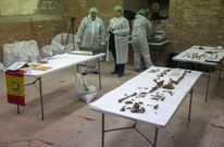 Los t�cnicos buscan los restos de Cervantes entre los esqueletos de la cripta. 
