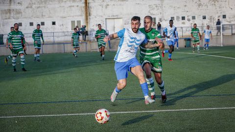 Viturro, autor del sexto gol del Cidade de Ribeira, en un lance del juego durante partido disputado en A Fieiteira.