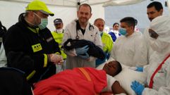 El marino ferrolano David D�az, con mascarilla azul, asiste al parto en la fragata �Canarias�