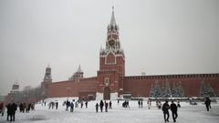 Visitantes caminan por la Plaza Roja de Mosc�