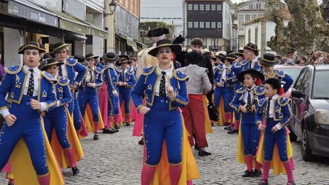 Un momento del desfile de comparsas en Pontedeume