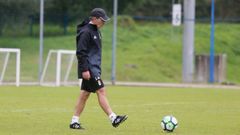 Anquela Requexon Real Oviedo Horizontal.Anquela, pensativo durante el entrenamiento