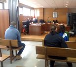 Los acusados, la madre de la menor y su novio, en la vista oral. 