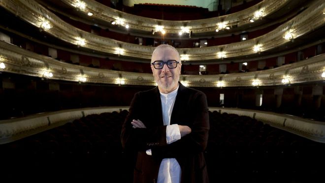 paulo.Paulo Rodr�guez � o director do Teatro Rosal�a de Castro, onde tam�n contan cun�ciclo de danza