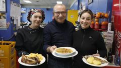 Jos�, con su hija Estefan�a (a la derecha) y junto a la cocinera de la cafeter�a