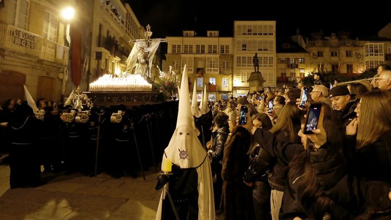 En imagen de archivo, el paso de La Piedad transitando en procesin por la Praza Maior en uno de los momentos ms emotivos de la Semana Santa de Viveiro, declarada de Inters Turstico Internacional