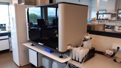 Los cuatro dispositivos donados por Abanca permiten analizar cada dia 25.000 test del covid-19