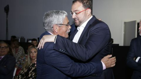 Luis Manuel Fl�rez��Floro�, candidato a la Alcald�a de Gij�n, saluda a Adri�n Barb�n, presidente del Principado.