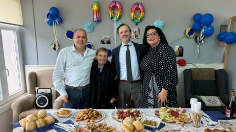 La Casa do Maior de la parroquia tordoiesa de Castenda da Torre celebr ayer una fecha muy especial, el cumpleaos una usuaria que hizo los 100 aos. Hasta all se desplazaron Antn Acevedo y Antonio Pereiro. Ya por la tarde, Manuela Barreiro tuvo una merienda con otros usuarios del centro y el fin de semana lo festejar con sus allegados.