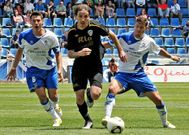 Claudio Monti, entre dos jugadores del Tenerife en el partido de hace dos campa�as en el Heliodoro.