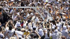 El papa Le�n XIV entre miles de personas, que lo recibieron el viernes en el puerto de Santa Cruz de Tenerife. 