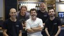 Gerardo, con camiseta blanca en el centro, con parte de su amplio equipo del bar Olimpia de la calle Riazor, que necesita mucho personal porque abre todos los d�as con horario ininterrumpido. 