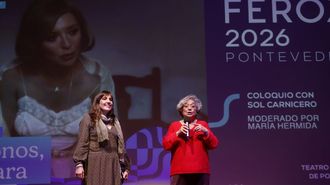 La directora de producción de «Vamos, Bárbara», Sol Carnicero, con el micrófono en la mano presentando la película en Pontevedra.