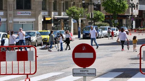 Familias por el centro de Vigo en el primer domingo de desconfinamiento