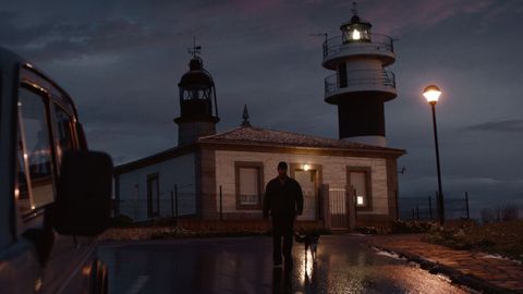 Fotograma del spot rodado en San Cibrao, con el faro de Punta Atalaia