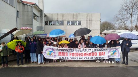 El ANPA de Sober organiza concentraciones de protesta todos los martes junto al colegio 