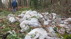 Desechos en un paraje natural junto al Ulla