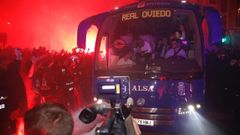 Recibimiento de la afici�n del Oviedo a su equipo