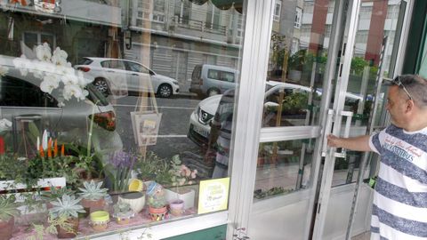 El dueo de la floristera Cala, en Xuvia, muestra la puerta que rompi el atracador. 