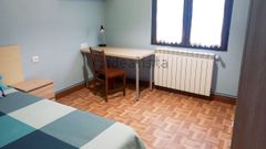 Cama, escritorio, silla y armario es el mobiliario b�sico de las habitaciones de estudiantes.