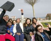 Unos j�venes se apostaron en el paseo de Coroso. 