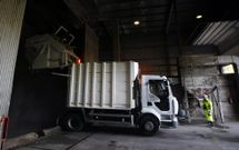 Los camiones de la basura vac�an los residuos, en primera instancia, en la planta de Ribadumiao. 