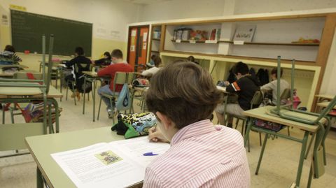 Sillas vac�as en esta aula del Lois Tob�o de Viveiro.