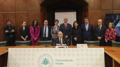 El rector de la Universidad de Oviedo, Ignacio Villaverde (c), ofreci� este lunes una rueda de prensa para presentar a su nuevo equipo rectoral