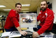 Carlos Loureiro y Gonzalo �lvarez, ayer en la redacci�n de La Voz de Galicia en Carballo.