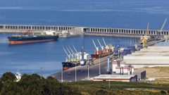 Vista del puerto exterior de A Coru�a, con el pantal�n de Repsol al fondo